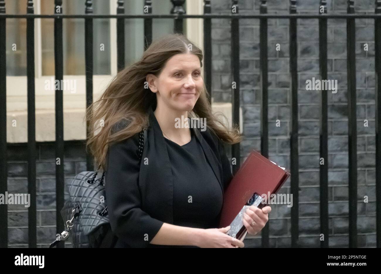 Michelle Donelan MP (Segretario di Stato per la Scienza, l'innovazione e la tecnologia) lascia Downing Street dopo una riunione del gabinetto, il 27th febbraio 2023 Foto Stock