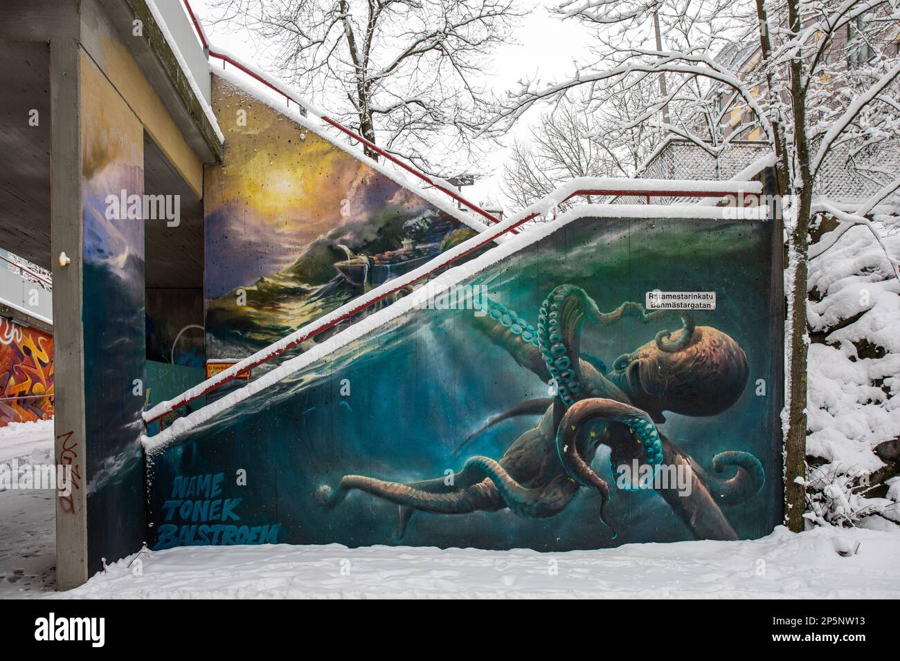 Street art solo per uso editoriale: Graffiti murali di artisti danesi Nome, Tonek & Balstrøm (o Balstroem) nel quartiere Itä-Pasila di Helsinki, Finlandia. Foto Stock