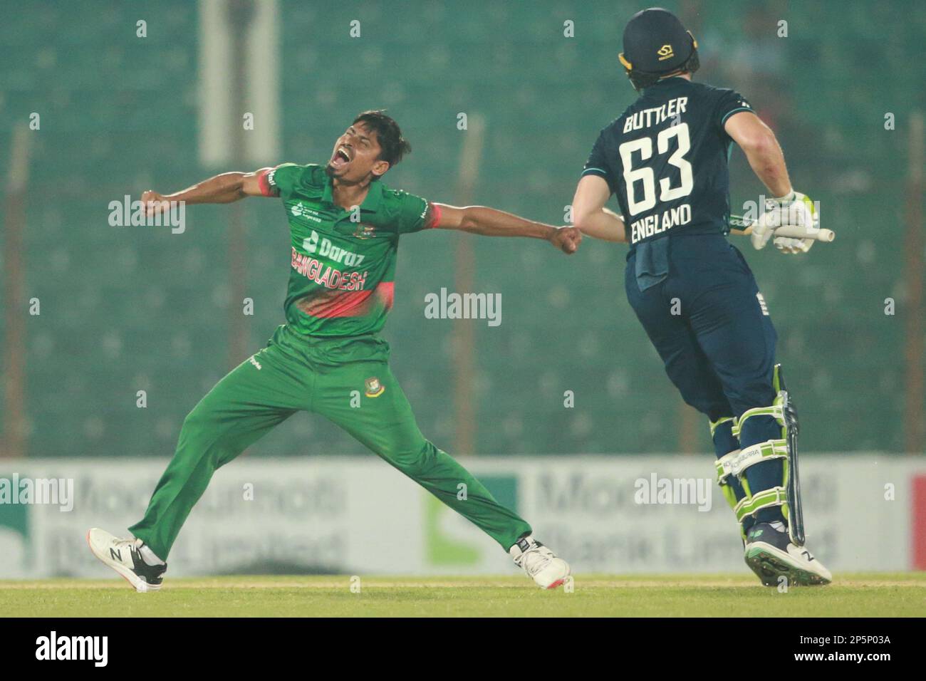 Taijul Islam festeggia dopo il licenziamento del capitano Jos Buttler durante la partita internazionale di un giorno 3rd Bangladesh-Inghilterra a Zahur Ahmed Chowdhury S. Foto Stock