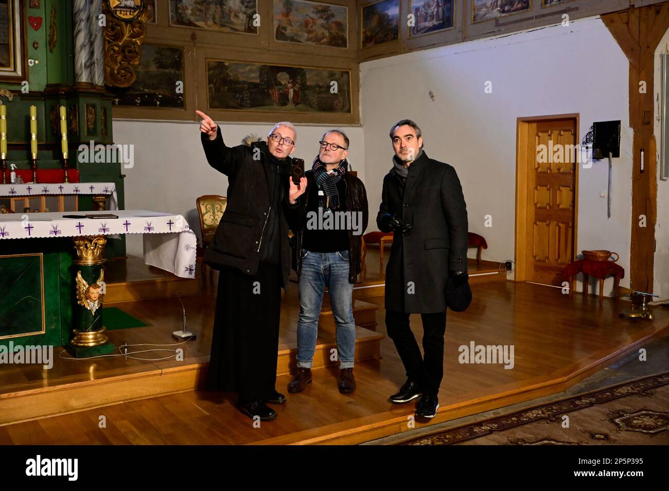 Rodryg Albin, Dirk Werhahn-Cleve, Stephan Rauhut Kirche Koscielec, deutsch: Hochkirch - ein Dorf in Polen in der Woiwodschaft Niederschlesien , im LAN Foto Stock