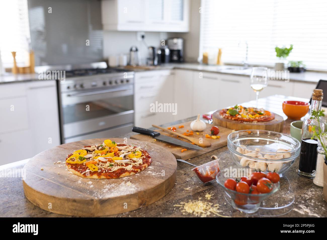 Primo piano in cucina con pizza e tavole di legno Foto Stock