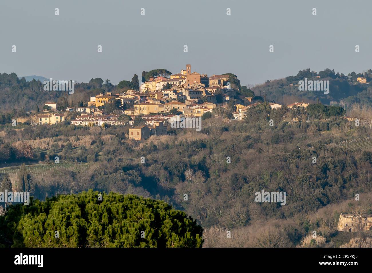 Vista panoramica di Montefoscoli e dintorni, Pisa, Italia, in una giornata di sole Foto Stock