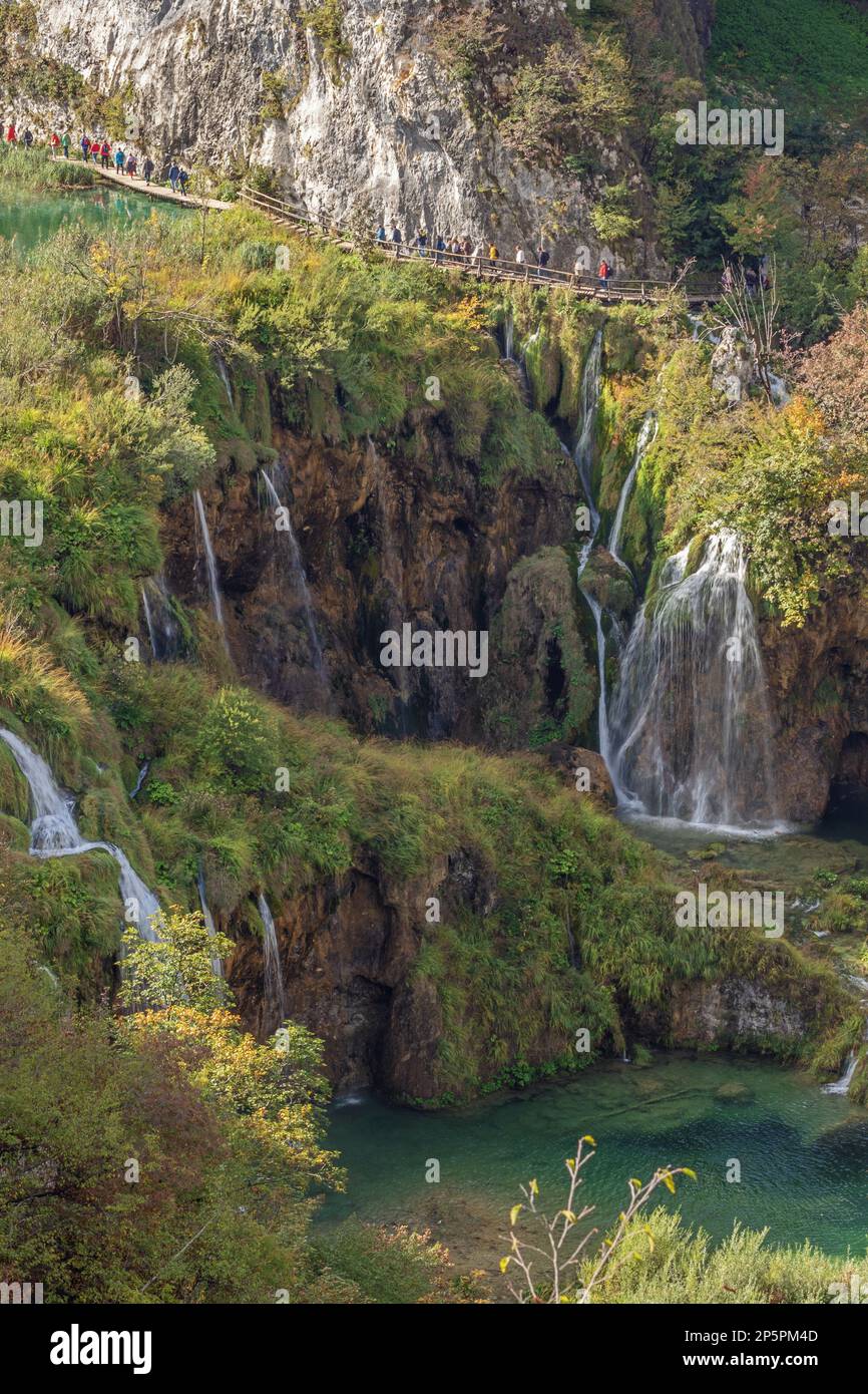 Editoriale: PLIVICA SELO, DALMAZIA, CROAZIA, 30 SETTEMBRE 2022 - molti turisti sul passerella ai laghi di Plitvice, visto dall'ingresso del Nat Foto Stock