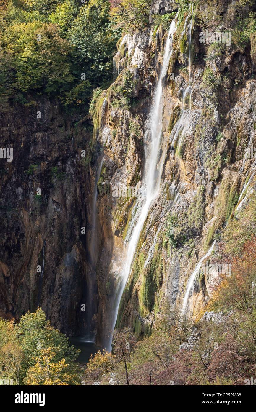 Primo piano della grande riserva d'acqua conosciuta anche al Veliki Slap nel Parco Nazionale Foto Stock