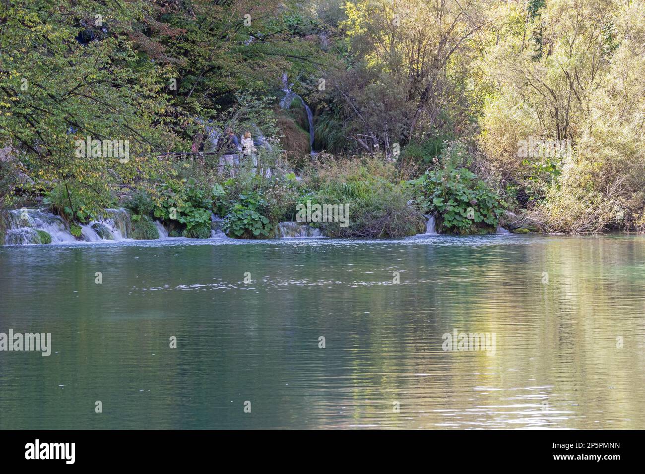 Acqua che si riversava su una diga naturale nel Parco Nazionale dei Laghi di Plitvice Foto Stock
