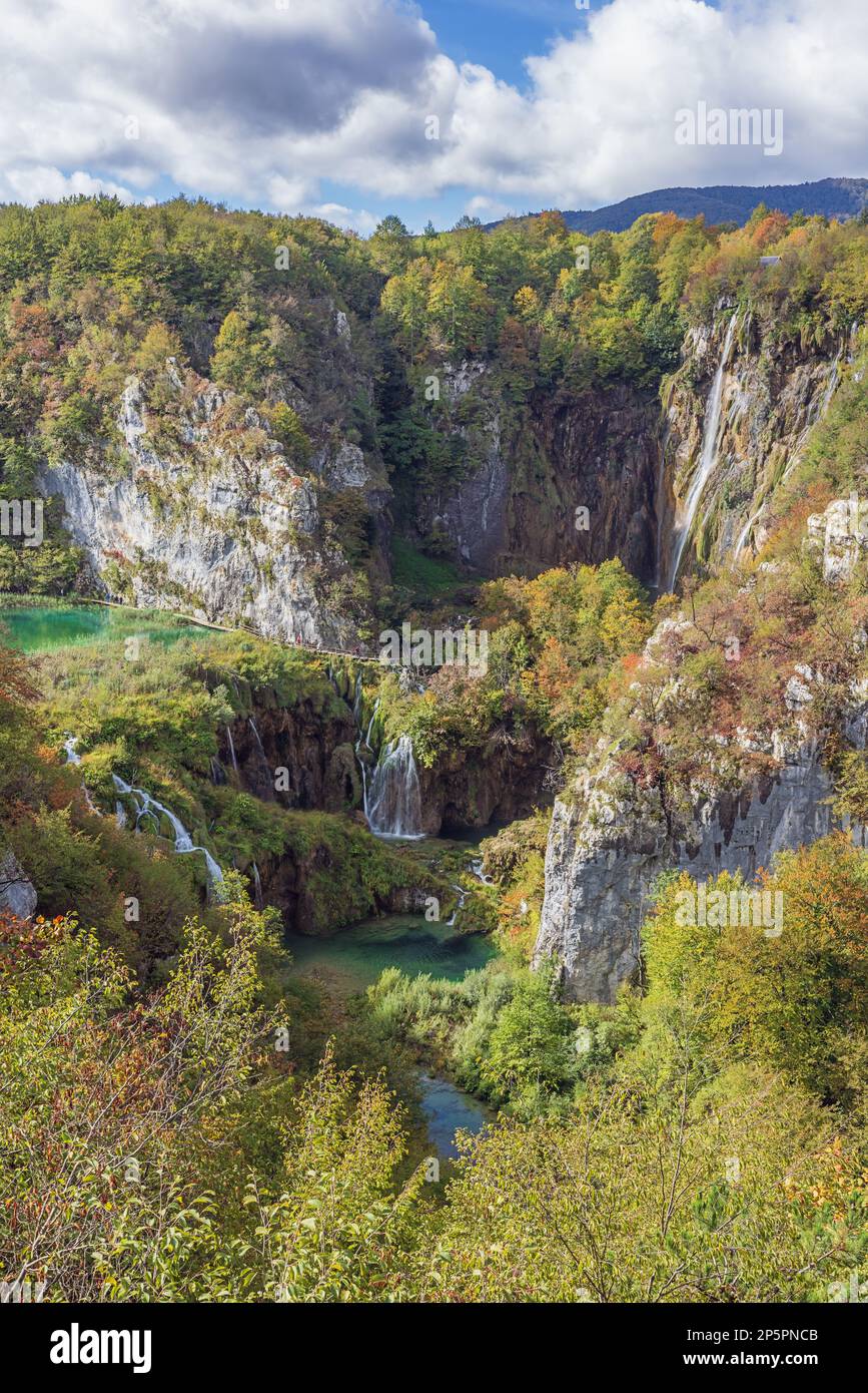 Vista generale della grande cascata, conosciuta anche come Veliki Slap, nel Parco Nazionale dei Laghi di Plitvice Foto Stock