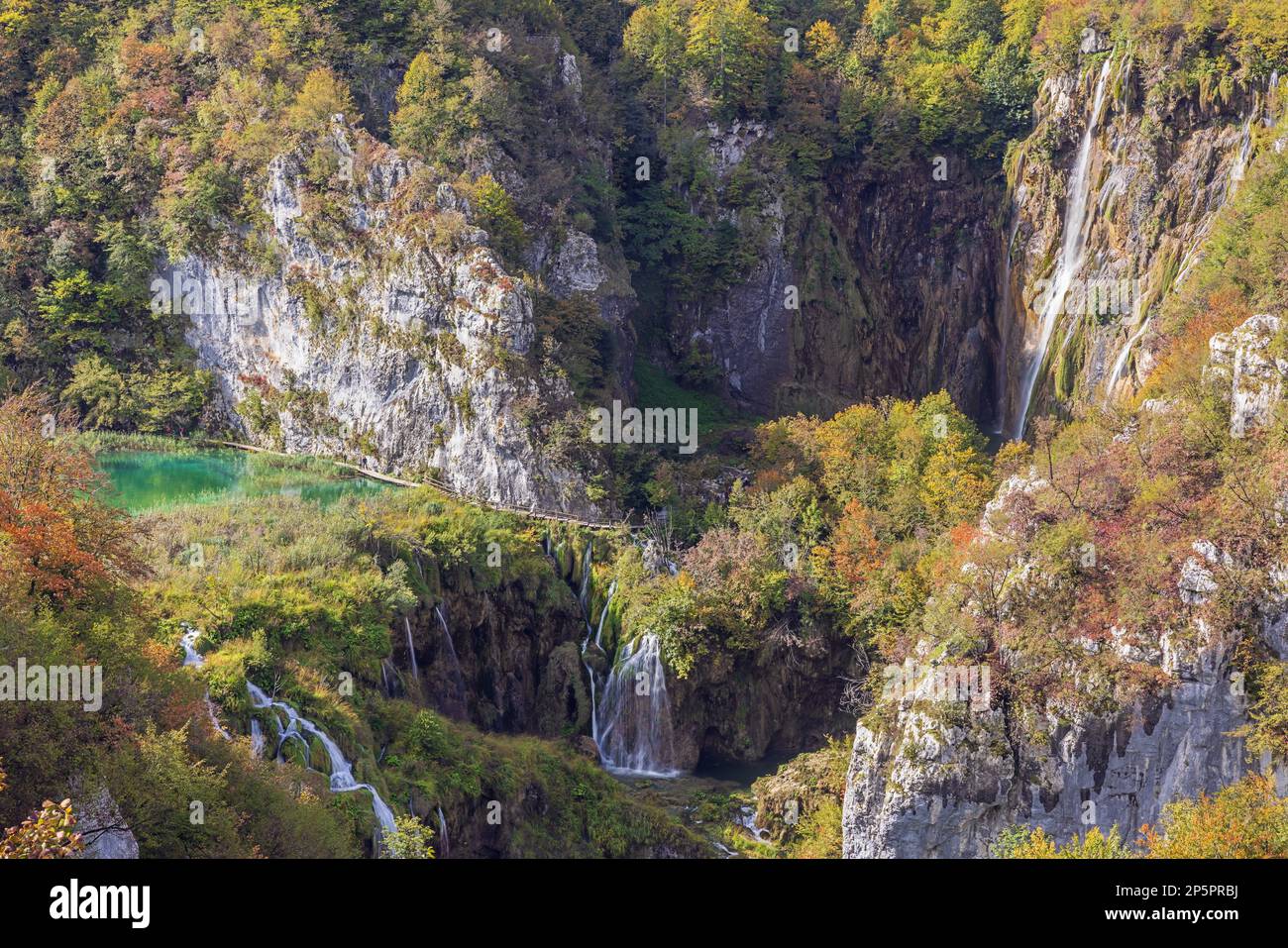 Colori autunnali intorno alla grande cascata, conosciuta anche come Veliki Slap nel Parco Nazionale dei Laghi di Plitvice Foto Stock