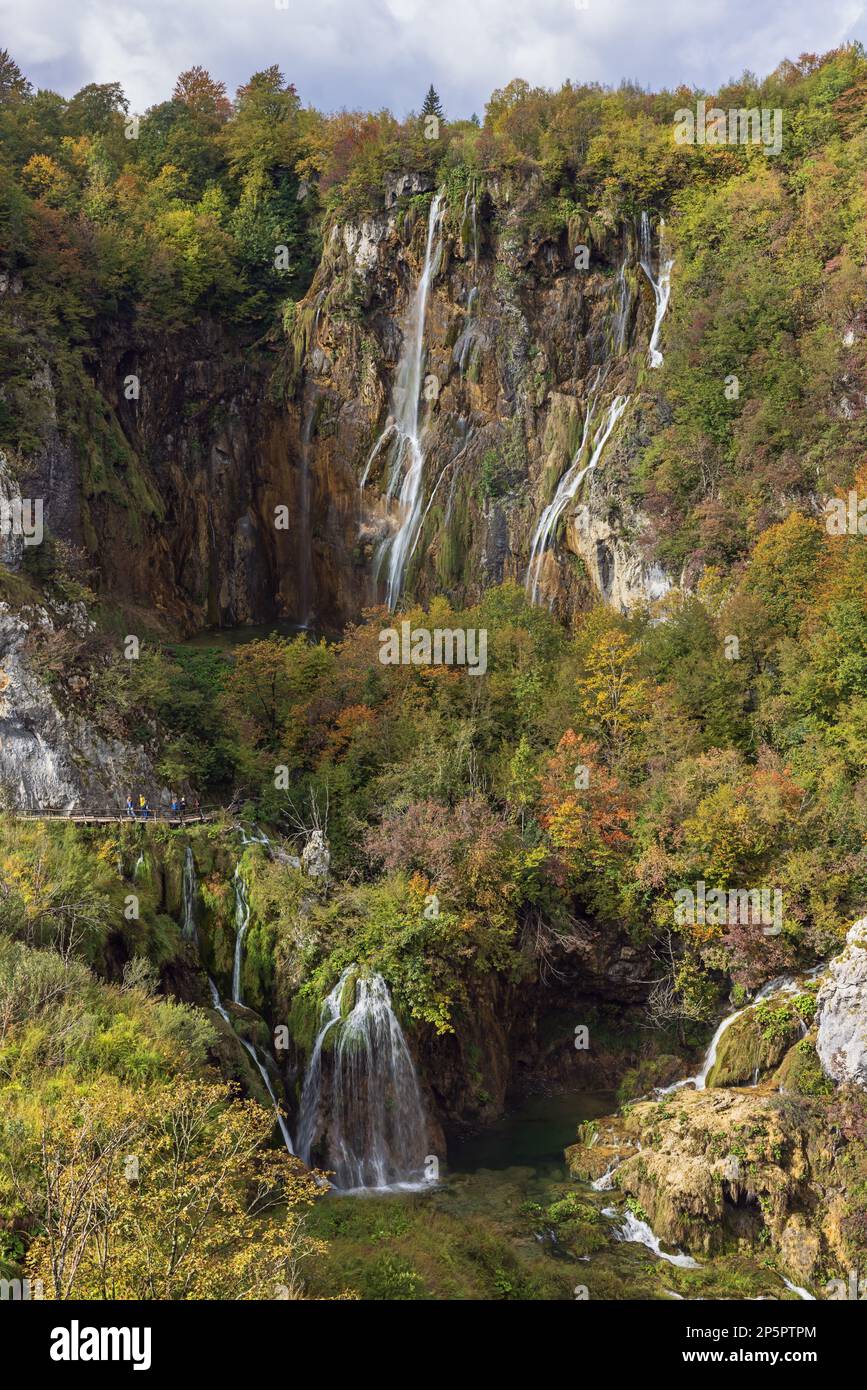 Editoriale: PLIVICA SELO, DALMAZIA, CROAZIA, 30 SETTEMBRE 2022 - la grande cascata o Veliki Slap in colori autunnali, visto dall'ingresso del plit Foto Stock