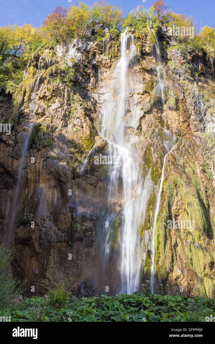 Alla base della grande cascata conosciuta anche come Veliki Slap nel Parco Nazionale dei Laghi di Plitvice Foto Stock