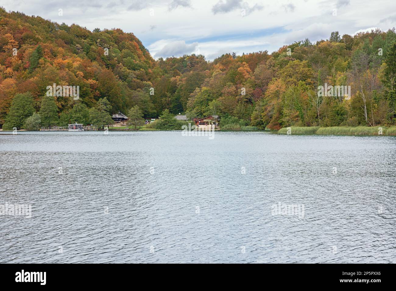 Editoriale: PLIVICA SELO, DALMAZIA, CROAZIA, 30 SETTEMBRE 2022 - Area picnic e molo per barche nel Parco Nazionale dei Laghi di Plitvice Foto Stock