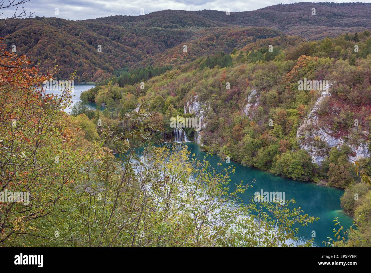 Una diga naturale con cascata nel Parco Nazionale dei Laghi di Plitvice Foto Stock