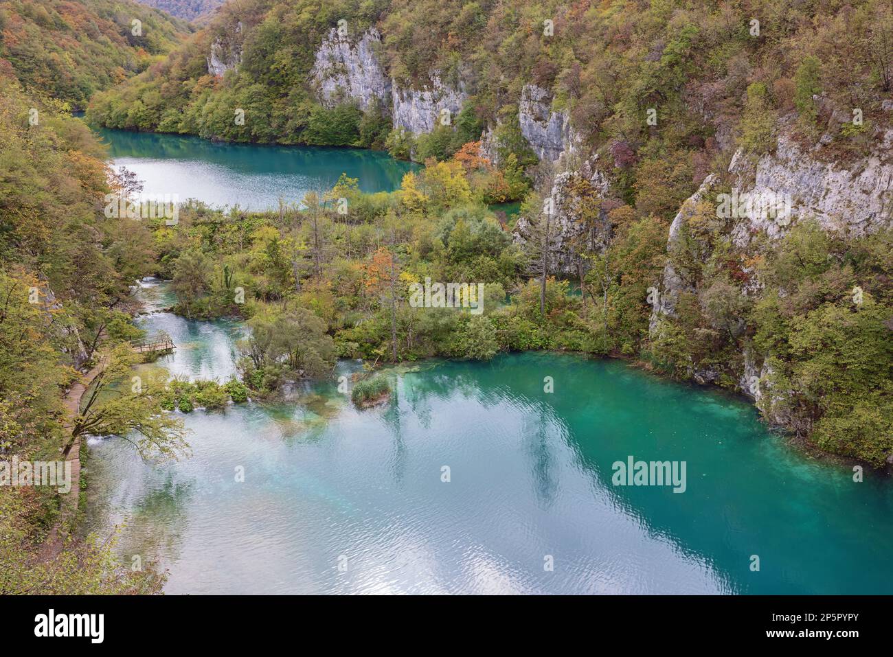 Una diga naturale con una piattaforma panoramica nel Parco Nazionale dei Laghi di Plitvice Foto Stock
