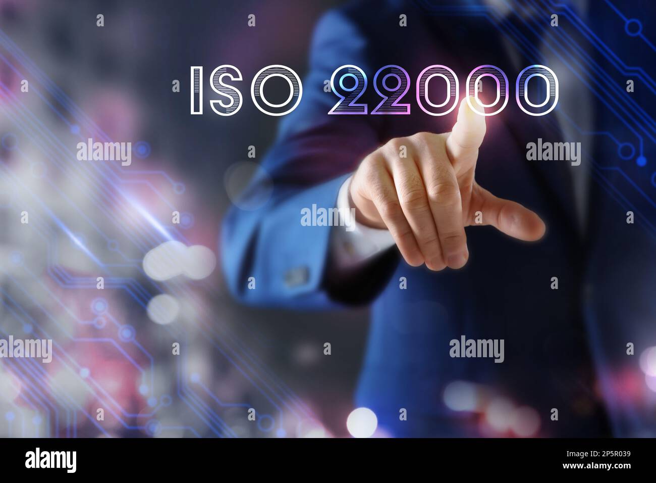 Uomo che punta allo schermo virtuale con testo ISO 22000, primo piano Foto Stock