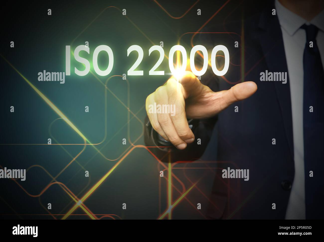 Uomo che punta allo schermo virtuale con testo ISO 22000, primo piano Foto Stock