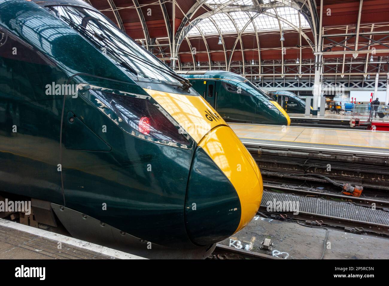 British Rail Class 800 i treni Intercity Express o Azuma si trovano al binario della stazione ferroviaria di Paddington a Londra, Regno Unito. Foto Stock