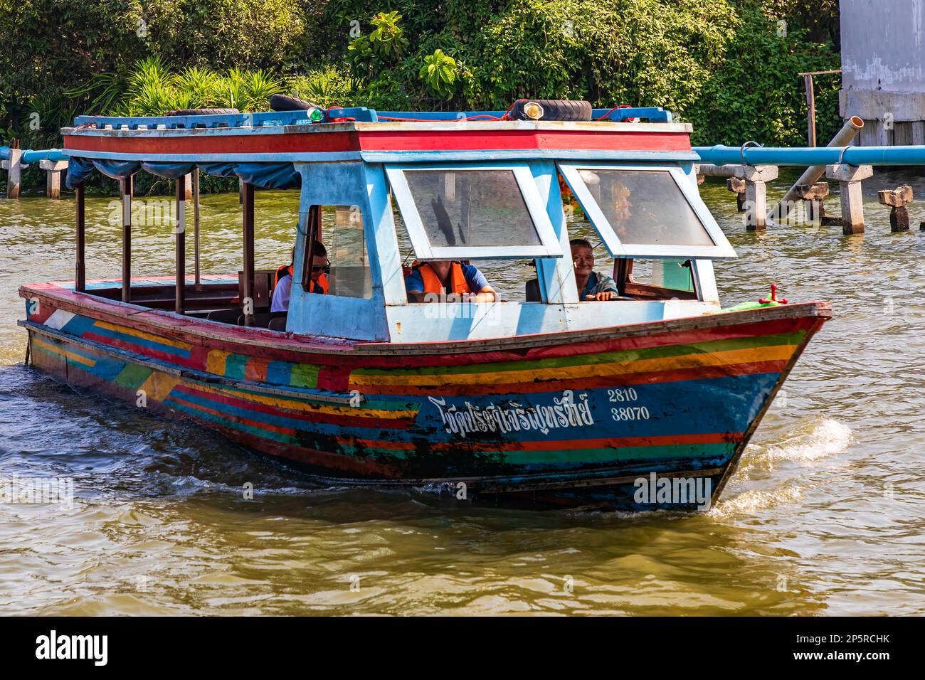 Chiatta di riso modificata che porta i turisti intorno al mercato galleggiante di Taling Chan, Bangkok, Thailandia Foto Stock