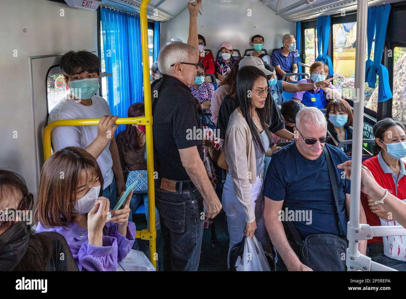 Passeggeri stranieri e thailandesi su autobus navetta elettrica, Bangkok, Thailandia Foto Stock