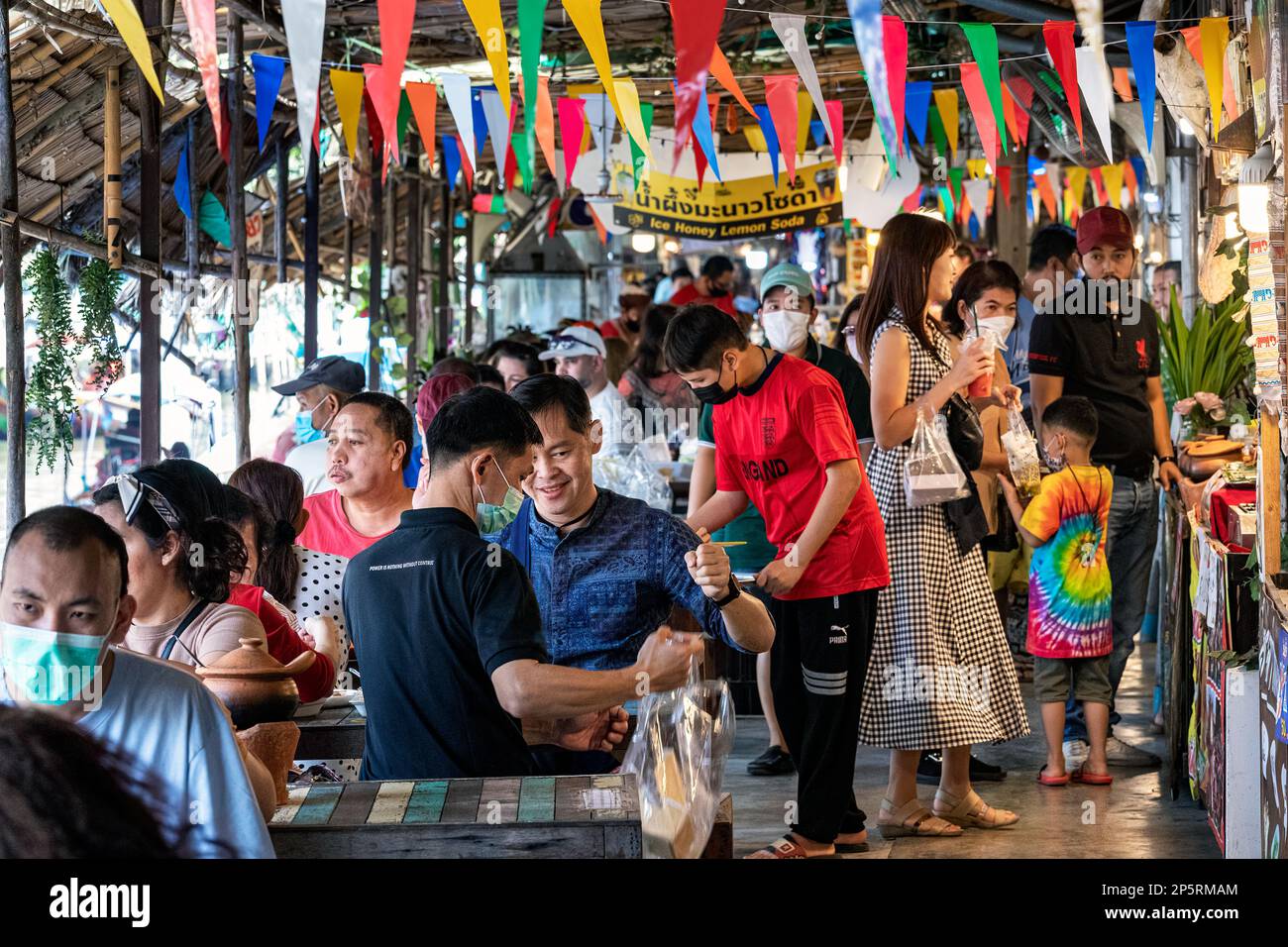 I clienti che mangiano nel ristorante del Lad Mayom Floating Market, Bangkok, Thailandia Foto Stock