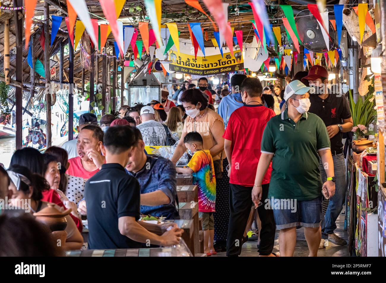 I clienti che mangiano nel ristorante del Lad Mayom Floating Market, Bangkok, Thailandia Foto Stock