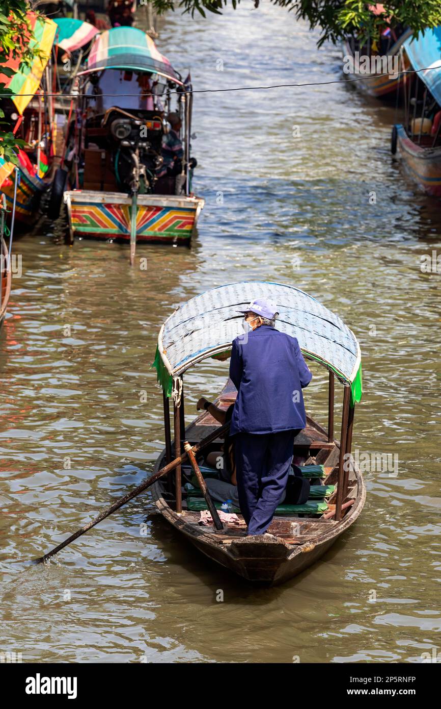 Barche a coda lunga e turistiche a khlong al mercato galleggiante di Lad Mayom, Bangkok, Thailandia Foto Stock