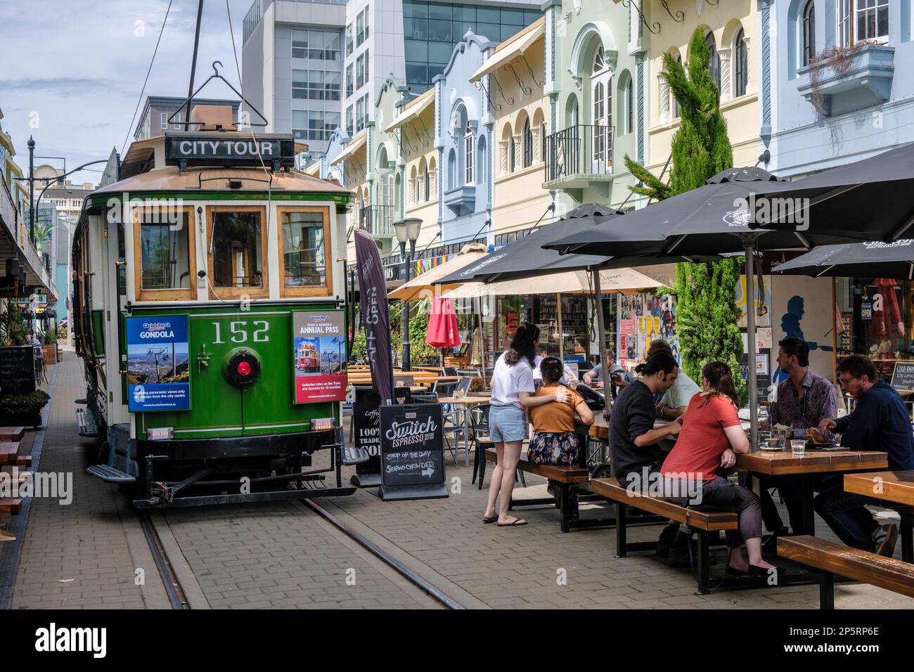 Un tram passa davanti ai ristoranti di New Regent Street, Christchurch, South Island, Nuova Zelanda Foto Stock