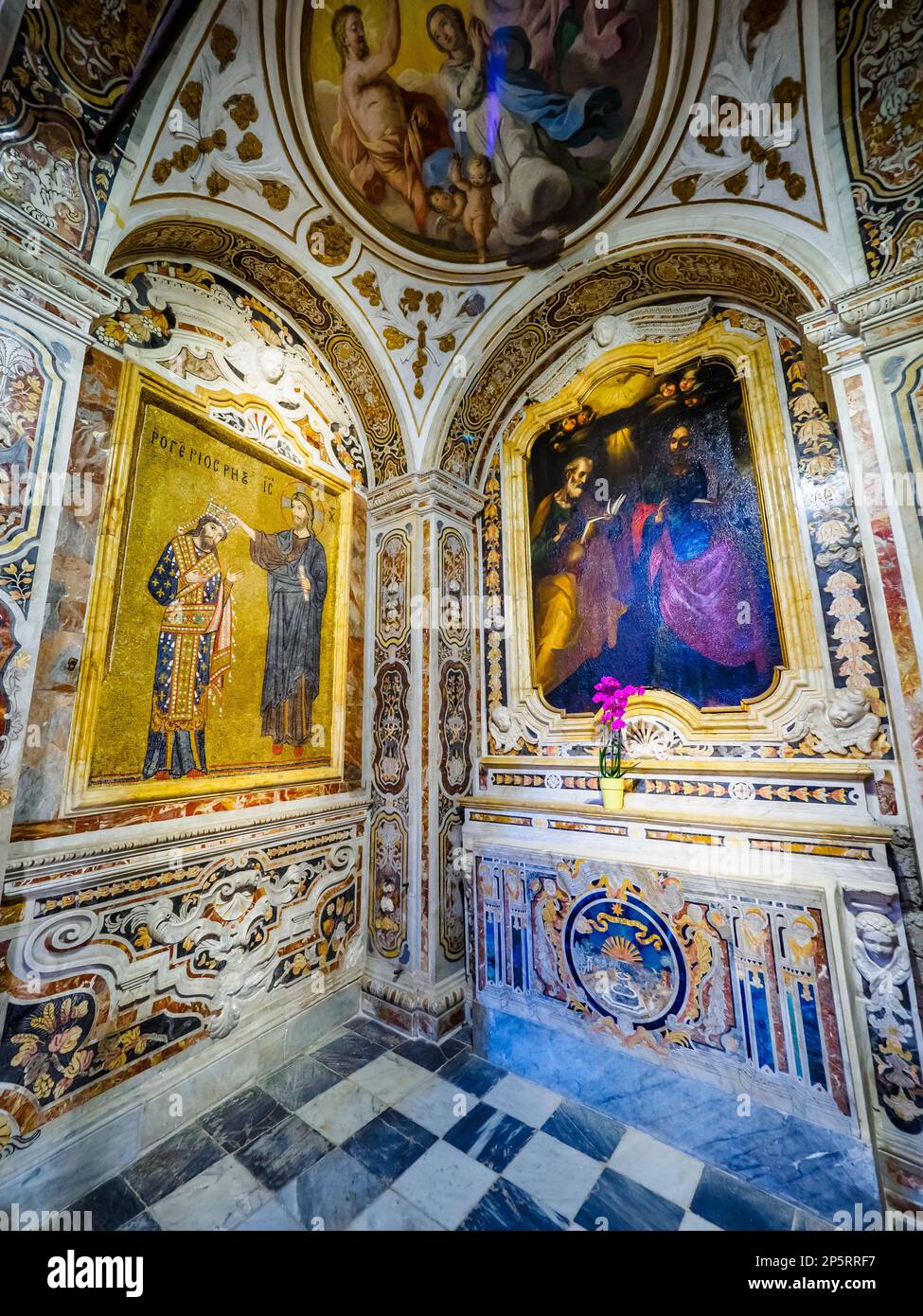 Mosaici bizantini raffiguranti la divina incoronazione di Ruggero II di Sicilia - Chiesa di Santa Maria dell'Ammiraglio - Palermo, Sicilia, Italia Foto Stock