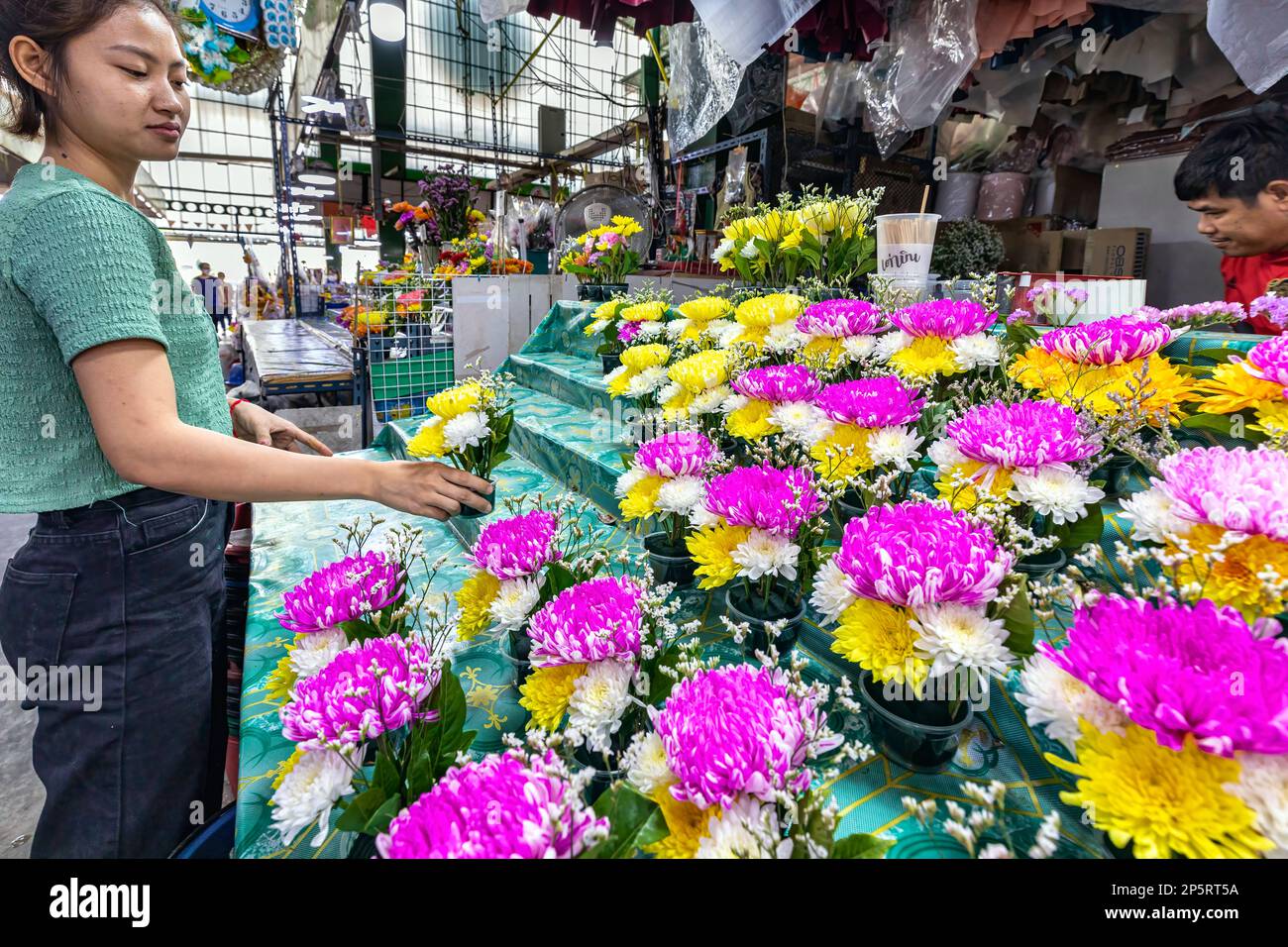 Fiori e personale che mostra selezione all'ingrosso al Pak Khlong Talat mai Flower Market, Bangkok, Thailandia Foto Stock