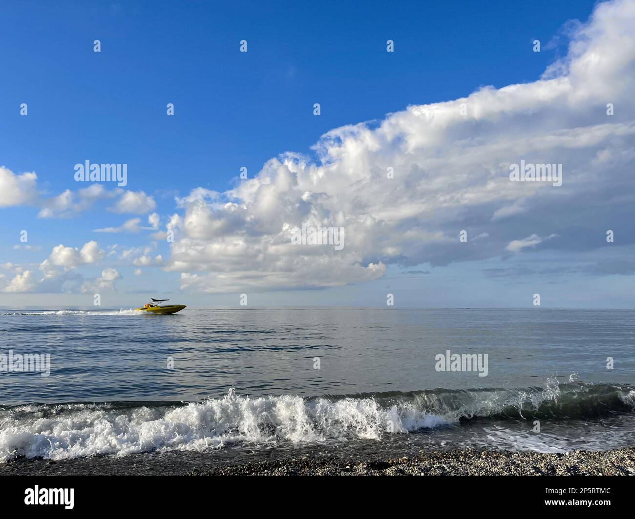 Motoscafo giallo sul mare, sullo sfondo delle nuvole di cielo, bellezza naturale Foto Stock