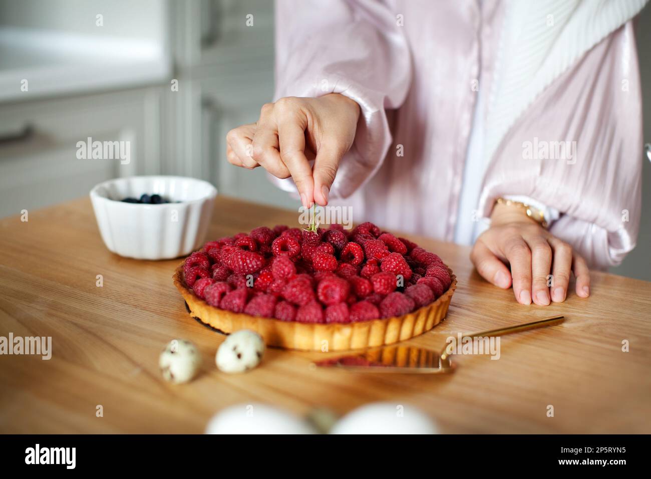 Giovane donna che prende vassoio con cupcakes dal forno in cucina, primo  piano Foto stock - Alamy