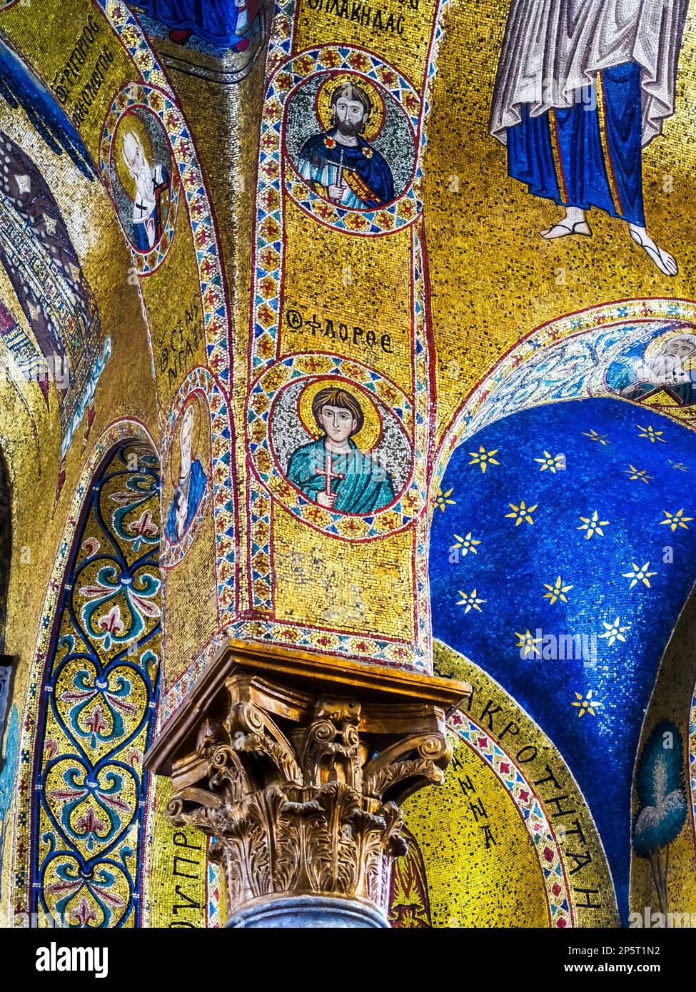 Mosaico bizantino del 12th° secolo nella Chiesa di Santa Maria dell'Ammiraglio - Palermo, Sicilia, Italia Foto Stock