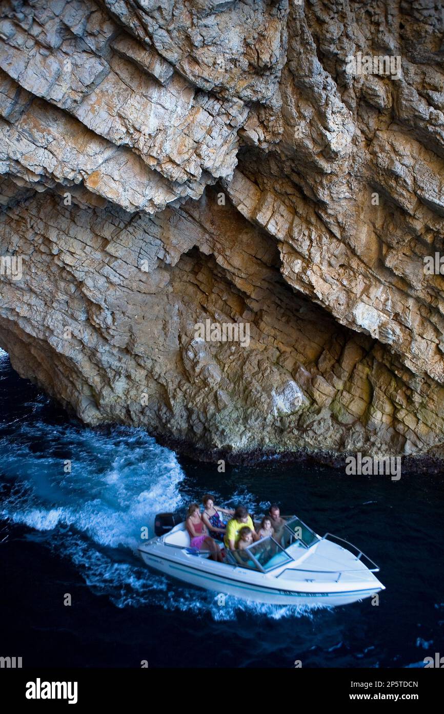 L'Estartit. costa. Barca in 'Roca Foradada'.Costa Brava. La provincia di Girona. La Catalogna. Spagna Foto Stock