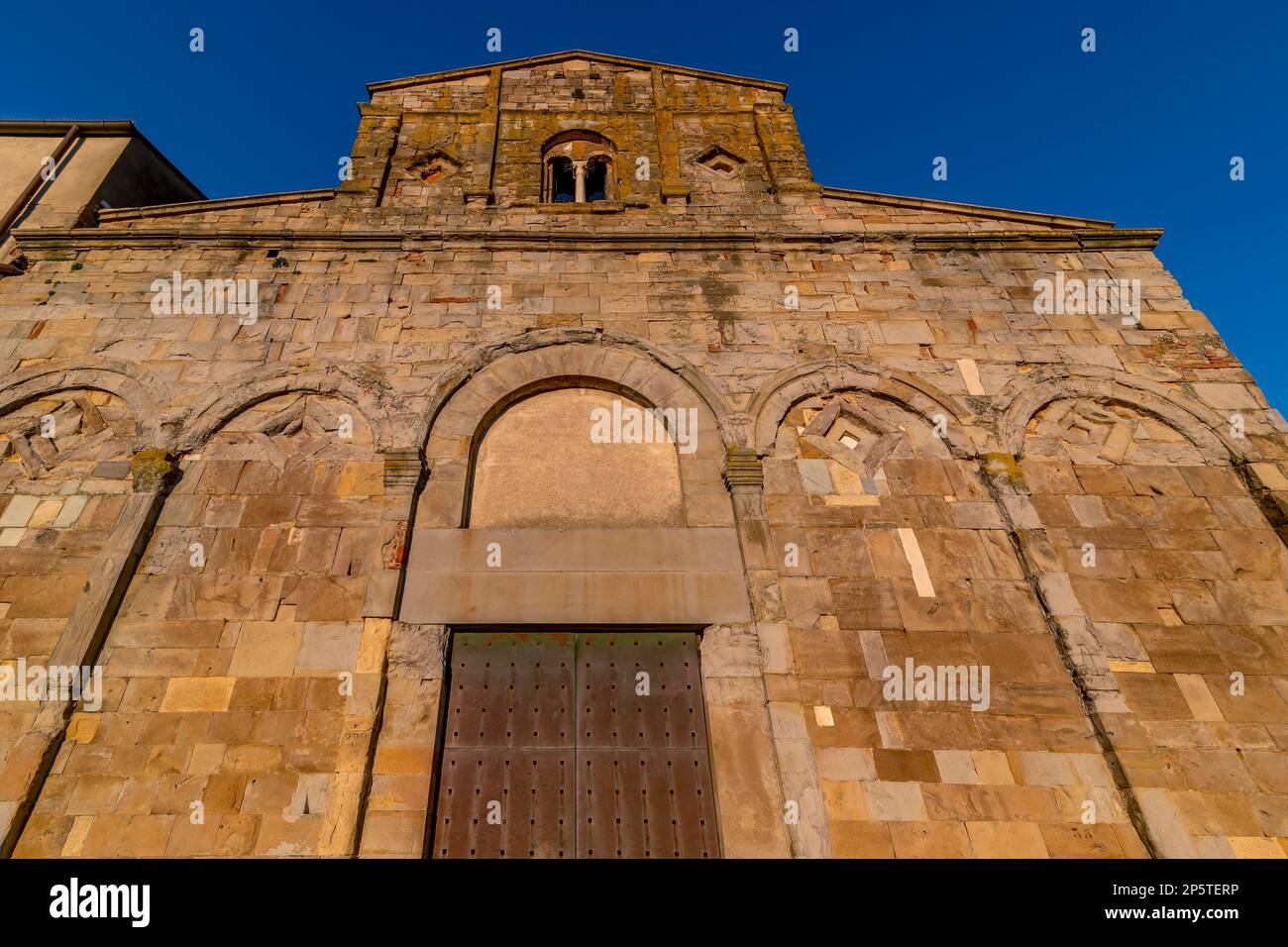 La facciata dell'antica Pieve di San Verano, centro storico di Peccioli, Pisa, Italia Foto Stock