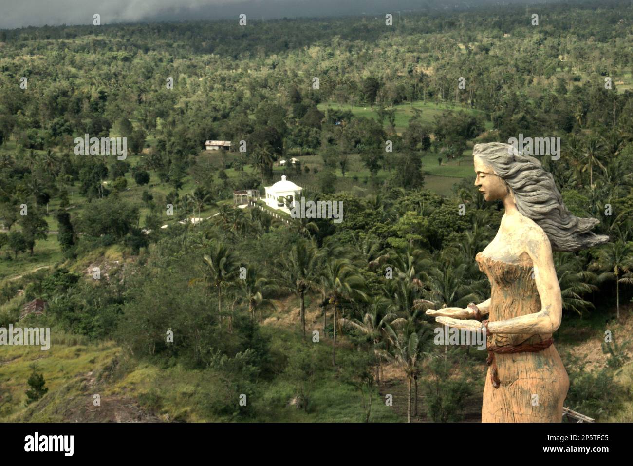Una vista del paesaggio di Minahasa è vista dalla scalinata che conduce ad un terreno pianeggiante della collina dove i luoghi di culto di tutte le religioni riconosciute in Indonesia sono costruiti su Bukit Kasih (collina dell'amore), una popolare destinazione turistica religiosa situata nel villaggio di Kanonang, Kawangkoan occidentale, Minahasa, Sulawesi settentrionale, Indonesia. Dedicato a tutti i credenti e devoti, promuovendo gli spiriti dell'amore, della pace e della tolleranza; Bukit Kasih fu iniziato all'inizio del 2000, quando Adolf J. Sondakh fu il governatore della provincia di Sulawesi settentrionale. Era considerata una pace nobile. Foto Stock