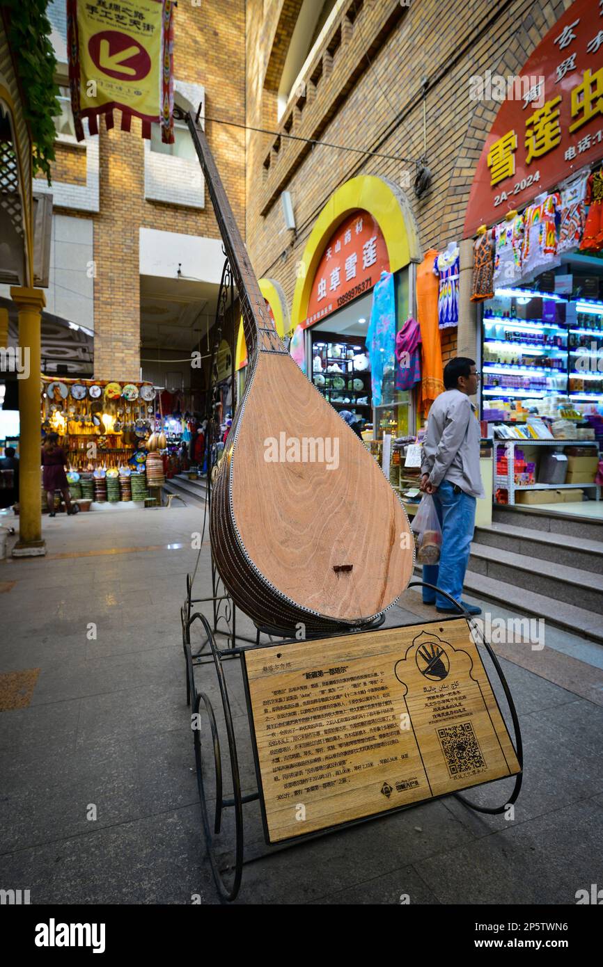 Dutar, uno strumento musicale tradizionale nel Grand Bazaar, Xinjiang, Cina Foto Stock