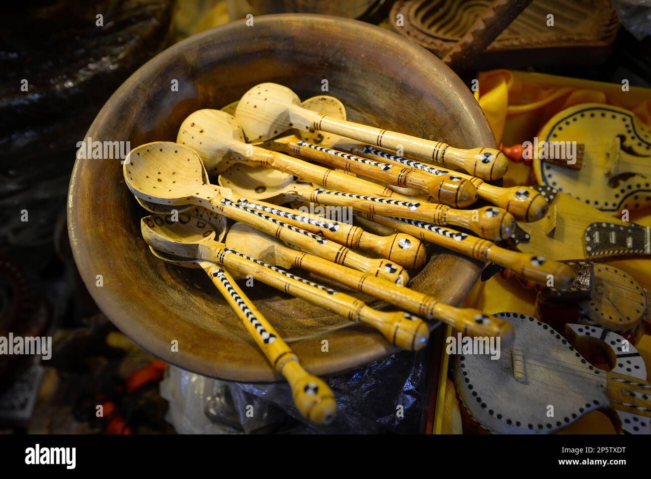 Cucchiai dipinti a mano in legno all'interno del nuovo Grand Bazaar in Cina Foto Stock