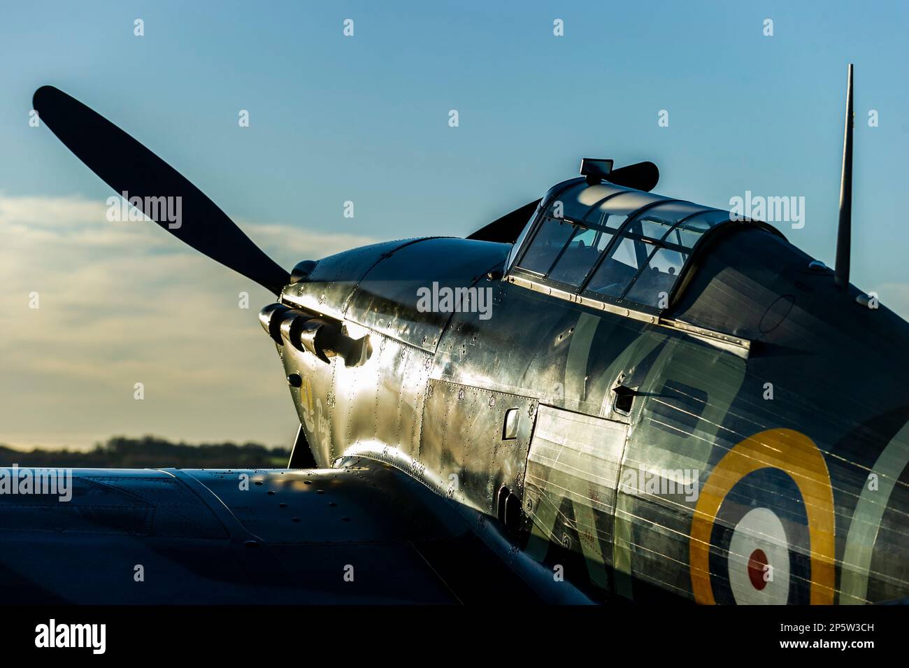 IWM Duxford, Hawker Hurricane Exhibition, Duxford, Regno Unito, 20, Dicembre,2022 gli aerei da combattimento Hawker Hurricane vintage della seconda guerra mondiale si posizionano per una nuova mostra a IWM Duxford a Cambridgeshire, che si apre il 27th dicembre. Fotografia di Jason Bye t: +44 7966 173 930 e: mail@jasonbye.com w: http://www.jasonbye.com Foto Stock