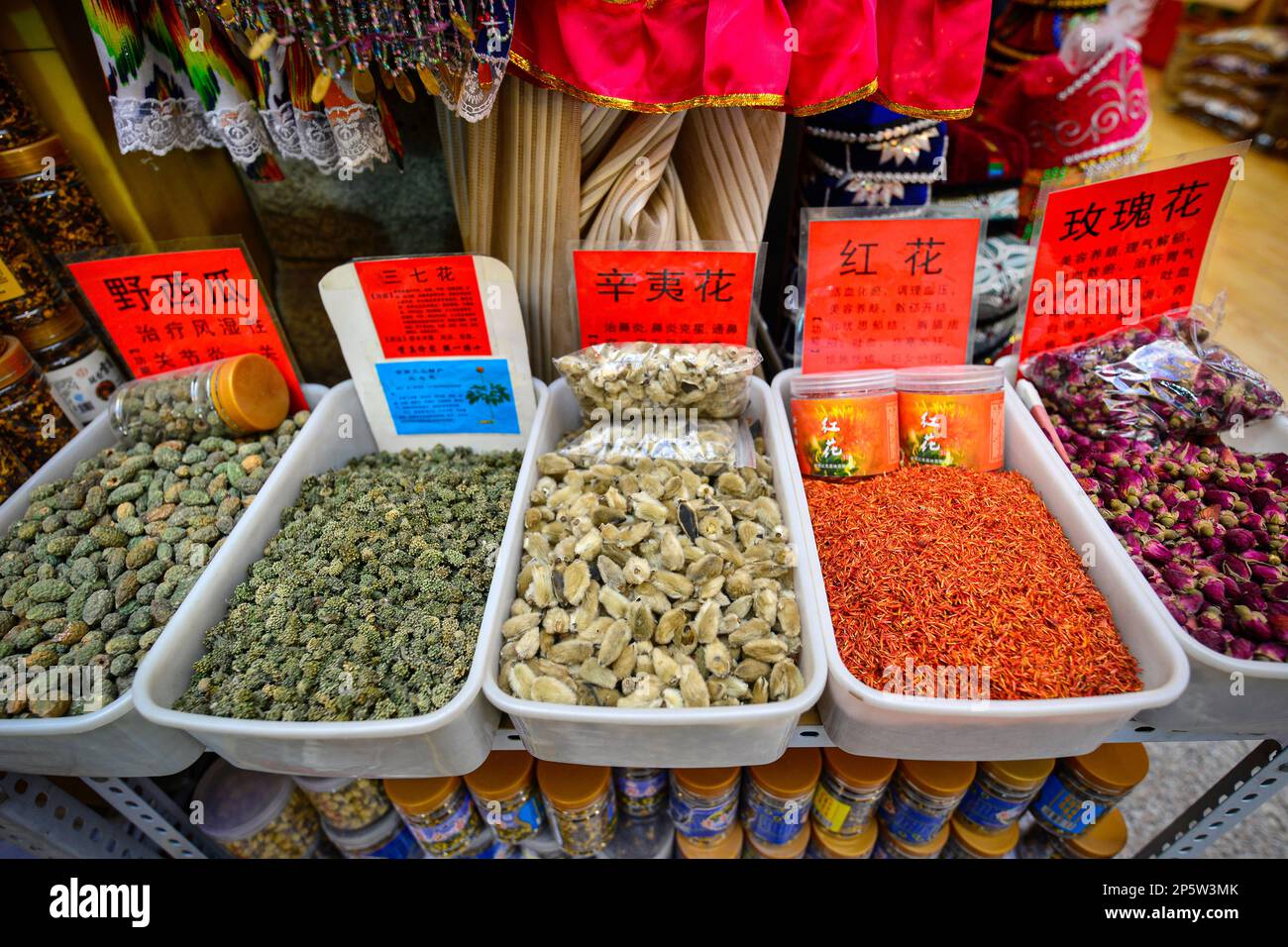 Una varietà di farmaci tradizionali cinesi e a base di erbe prodotti localmente a Xinjiang, Cina, nel Grand Bazaar di Urumqi, Xinjiang, Cina Foto Stock