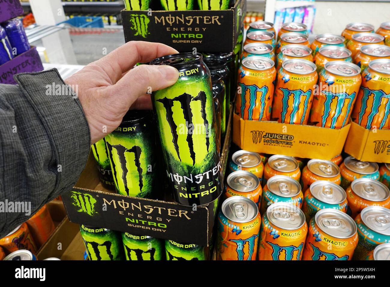 Monster Energy beve in un negozio Foto Stock