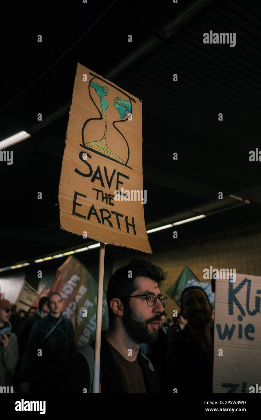 Darmstadt, Germania - 03.03.2023 - il venerdì per il futuro colpo Globale sul clima, Un protestante con un segno 'Salva la terra' Foto Stock