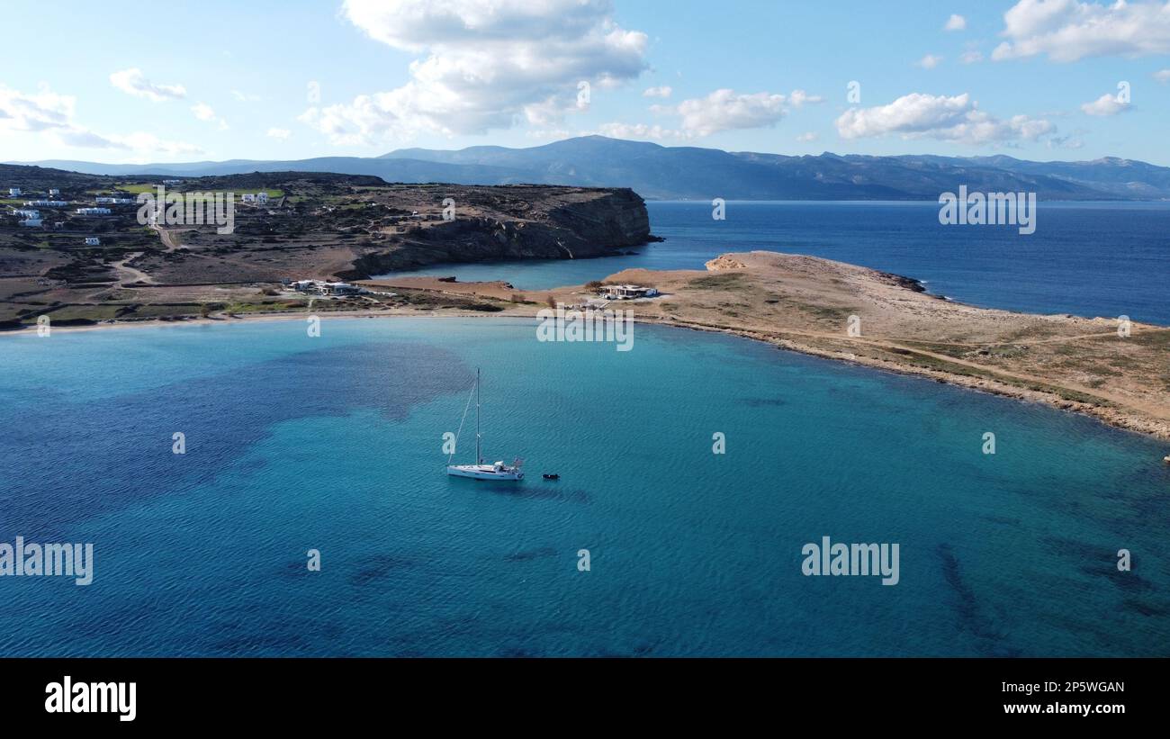 Ripresa aerea della spiaggia di pori con una barca a vela ancorata nella baia, Pano Koufonisi Foto Stock