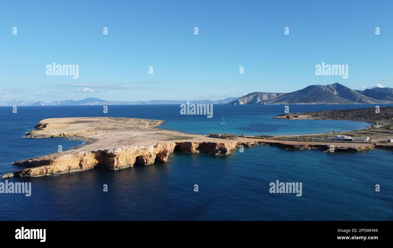 Immagine aerea delle grotte di Ksylompatis che guardano verso la spiaggia di pori dove è ancorata una barca a vela, con l'isola di Amorgos sullo sfondo. Foto Stock