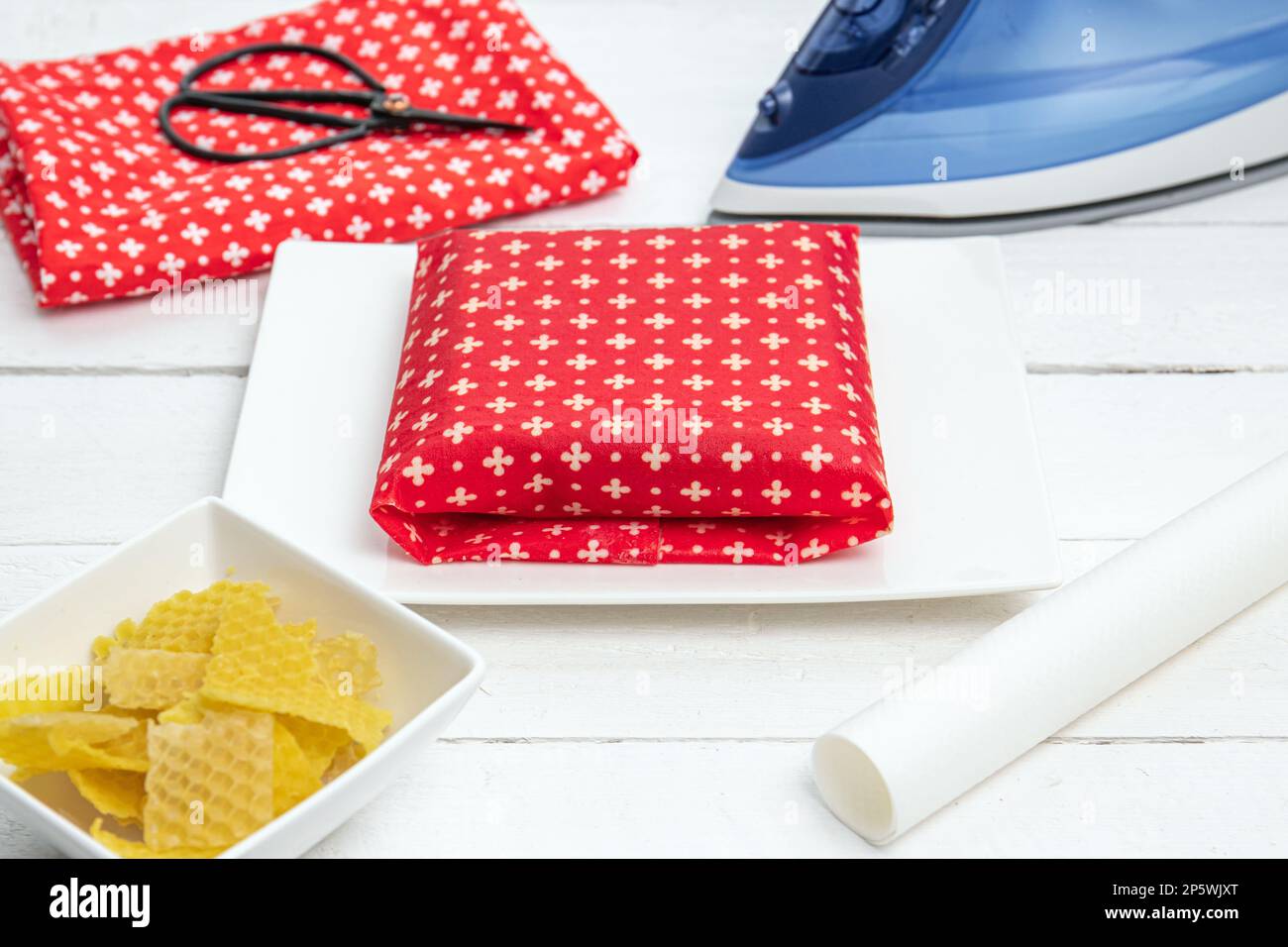 Take away sandwich all'interno di cera d'api fatta in casa. Avvolgere gli alimenti in un panno di cera d'api fatto a mano per interni, alternativa alla plastica. Foto Stock