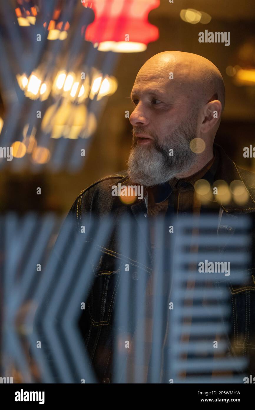 Ritratto di un maschio di mezza età con testa calva e barba. Hipster. Foto Stock