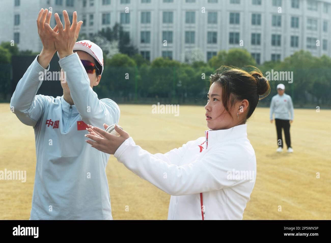 HANGZHOU, CINA - 7 MARZO 2023 - Guan Chenchen, ginnasta di bilanciamento femminile dei Giochi Olimpici di Tokyo (2021), gioca a cricket all'Hangzhou A. Foto Stock