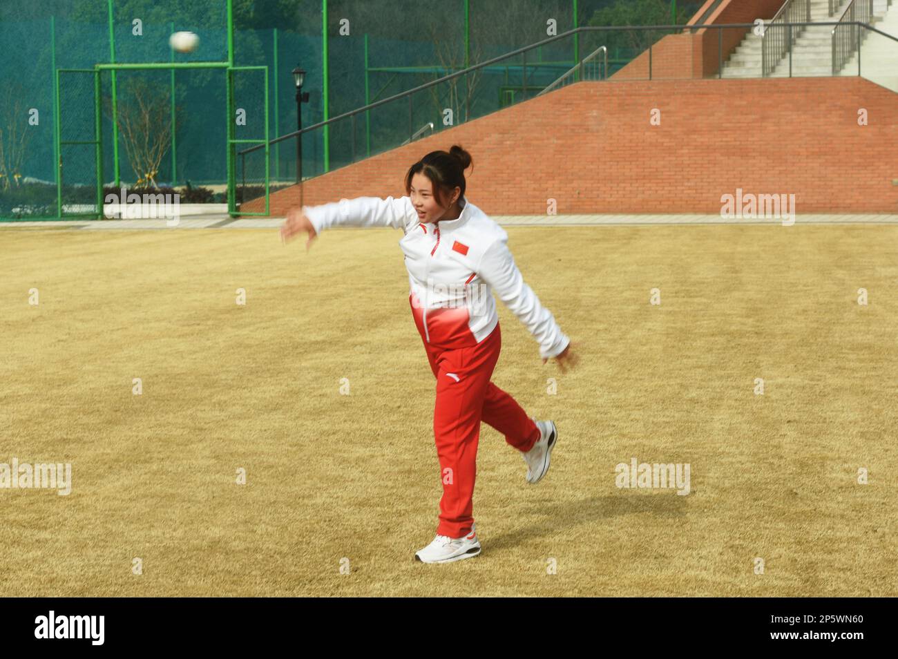 HANGZHOU, CINA - 7 MARZO 2023 - Guan Chenchen, ginnasta di bilanciamento femminile dei Giochi Olimpici di Tokyo (2021), gioca a cricket all'Hangzhou A. Foto Stock