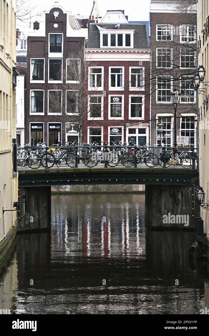 Ponte con biciclette ad Amsterdam, Paesi Bassi Foto Stock