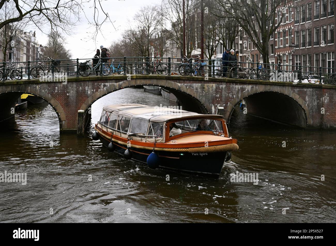 Escursione in barca su un canale di Amsterdam, Paesi Bassi Foto Stock