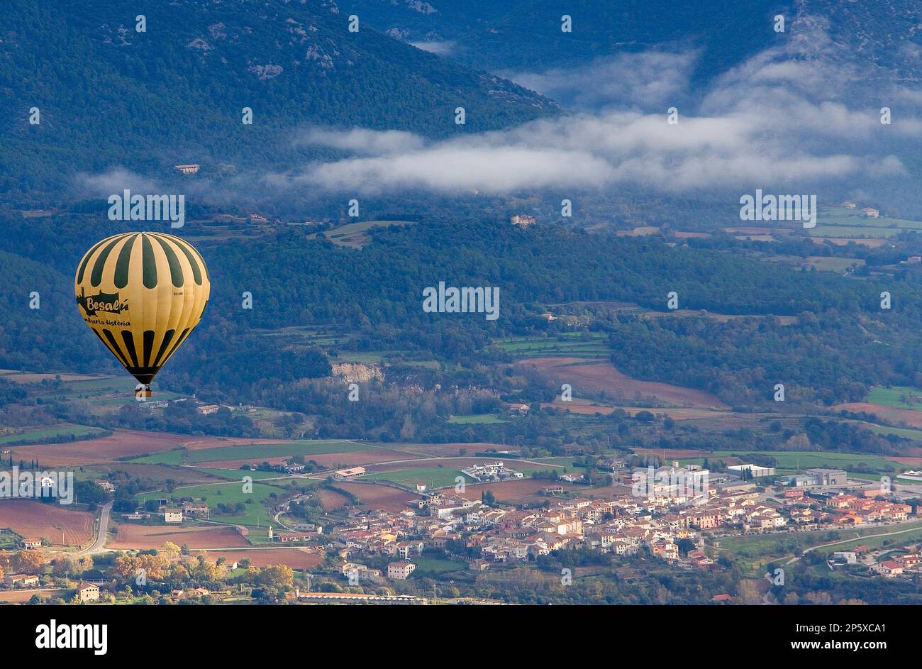 Sul palloncino su Tortellà, Garrotxa,la provincia di Girona. La Catalogna. Spagna Foto Stock