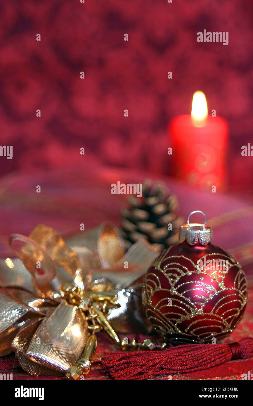 Rosso Natale bauble e arco d'oro Foto Stock