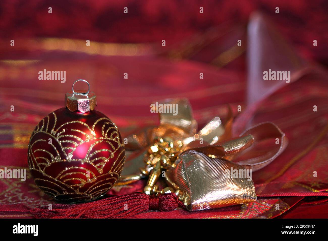 Rosso Natale bauble e arco d'oro Foto Stock